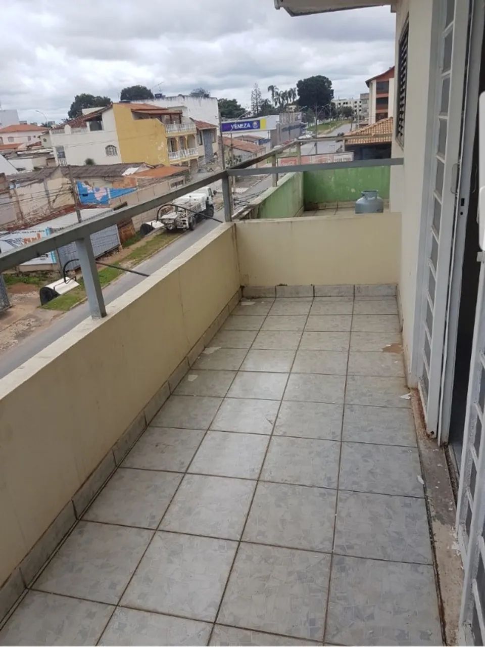 Alugo kit com varanda bem localizada na Qi 3 do Guara I - Foto 4