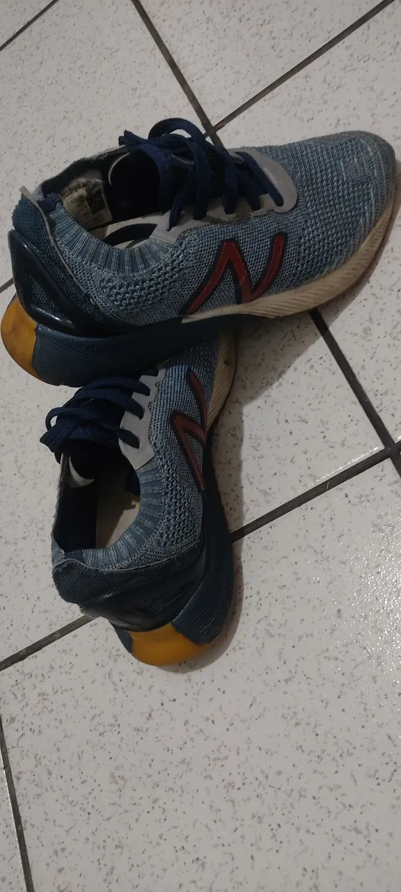 Tênis New Balance Azul com Detalhes em Vermelho