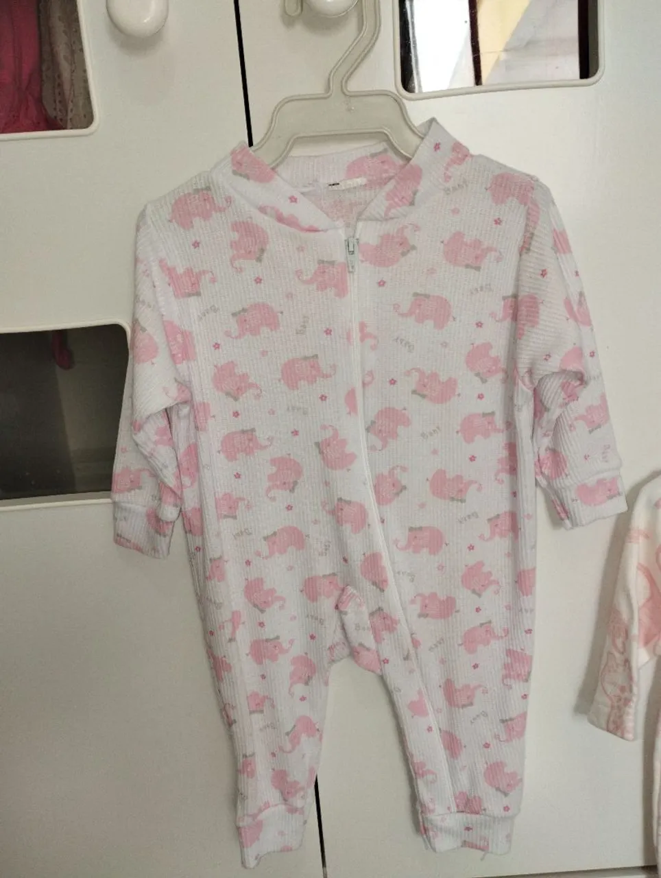 Macacão de bebê com estampa de elefantes