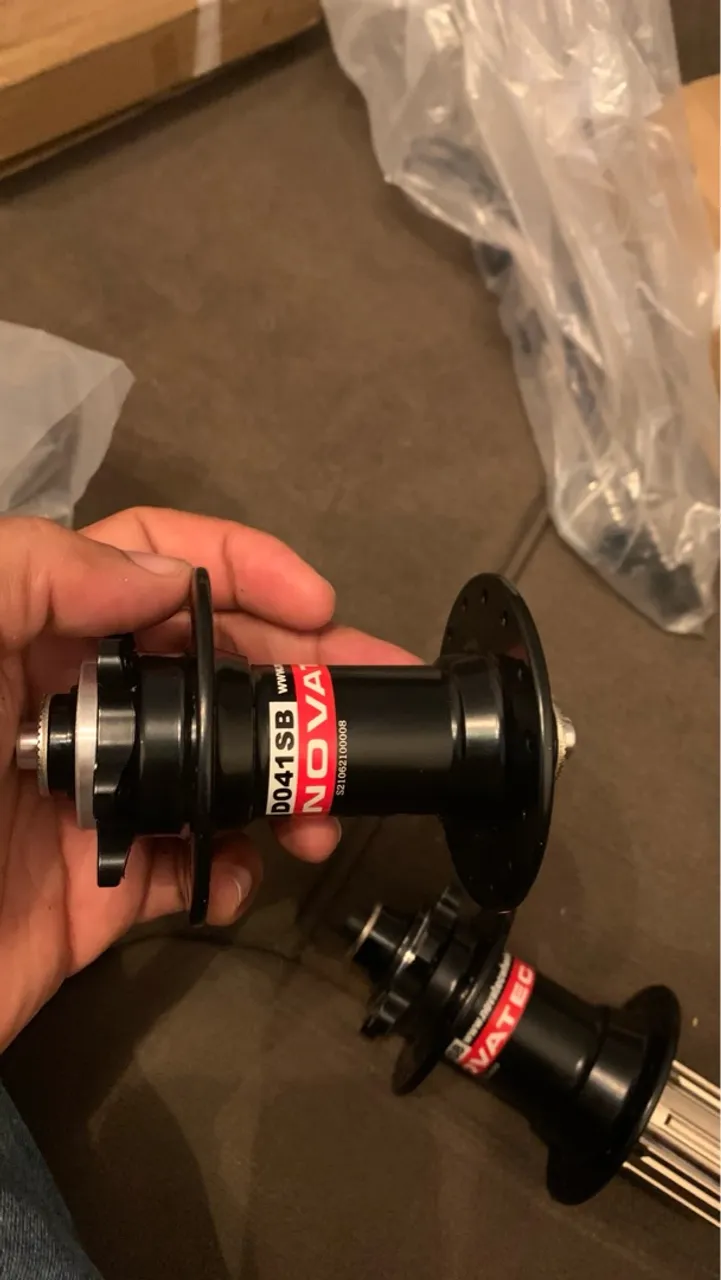 Par de Cubo com novatec com 28 furos