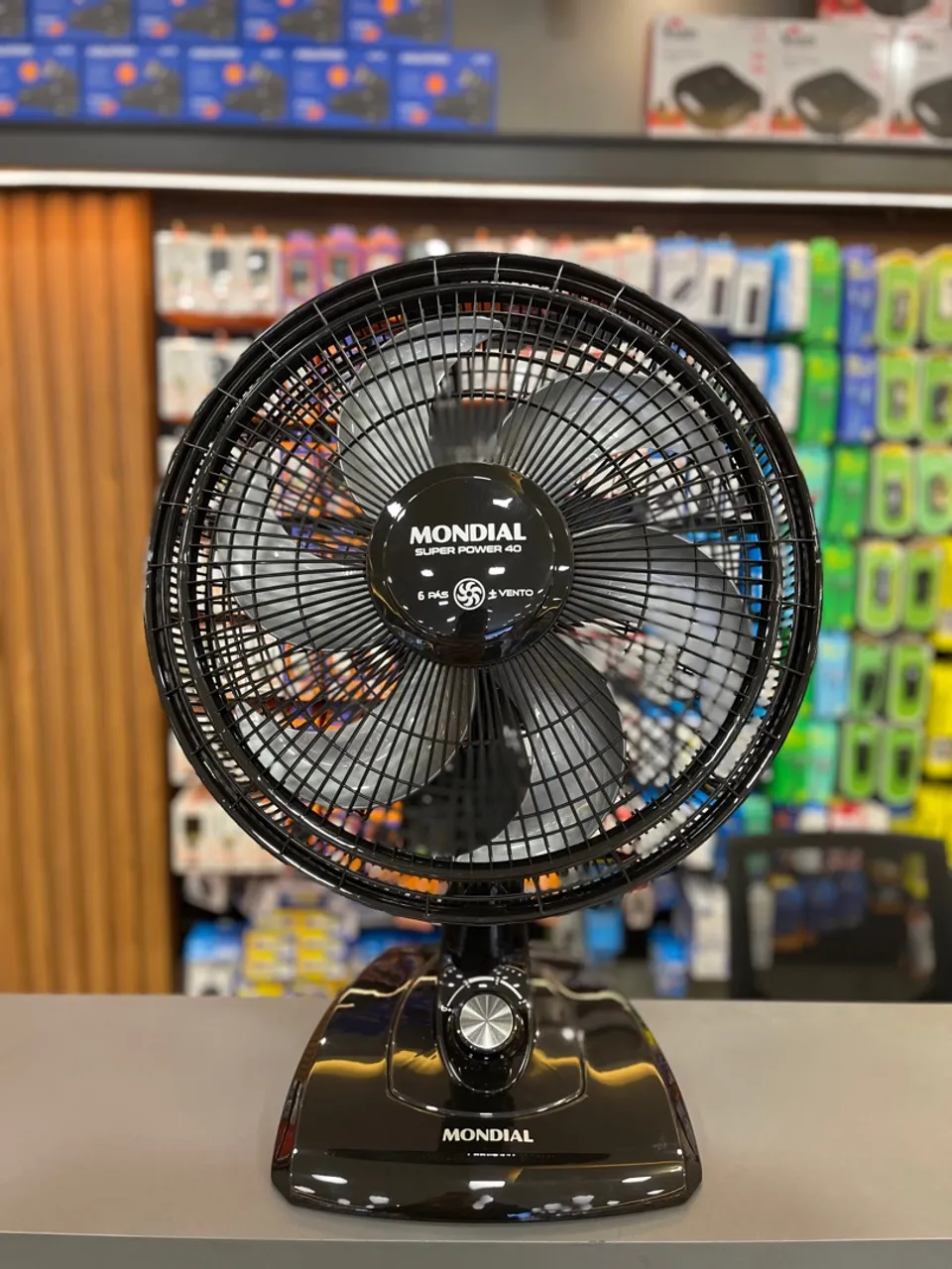 Ventilador mondial 40cm de mesa na cor branca e preto ?