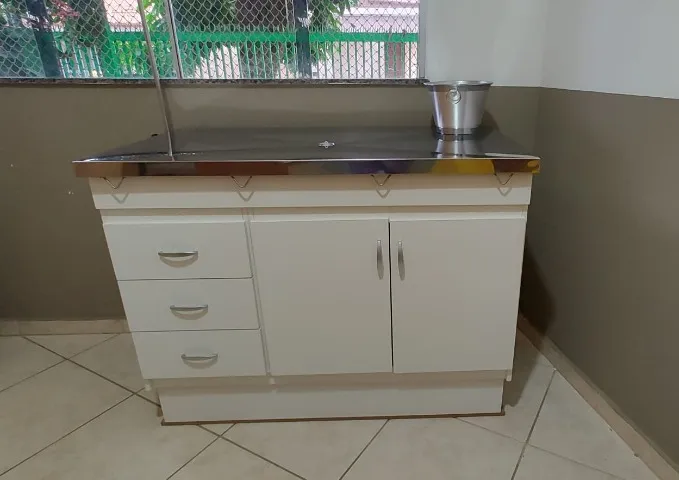 Mesa de alumínio para atendimento veterinário, com móvel