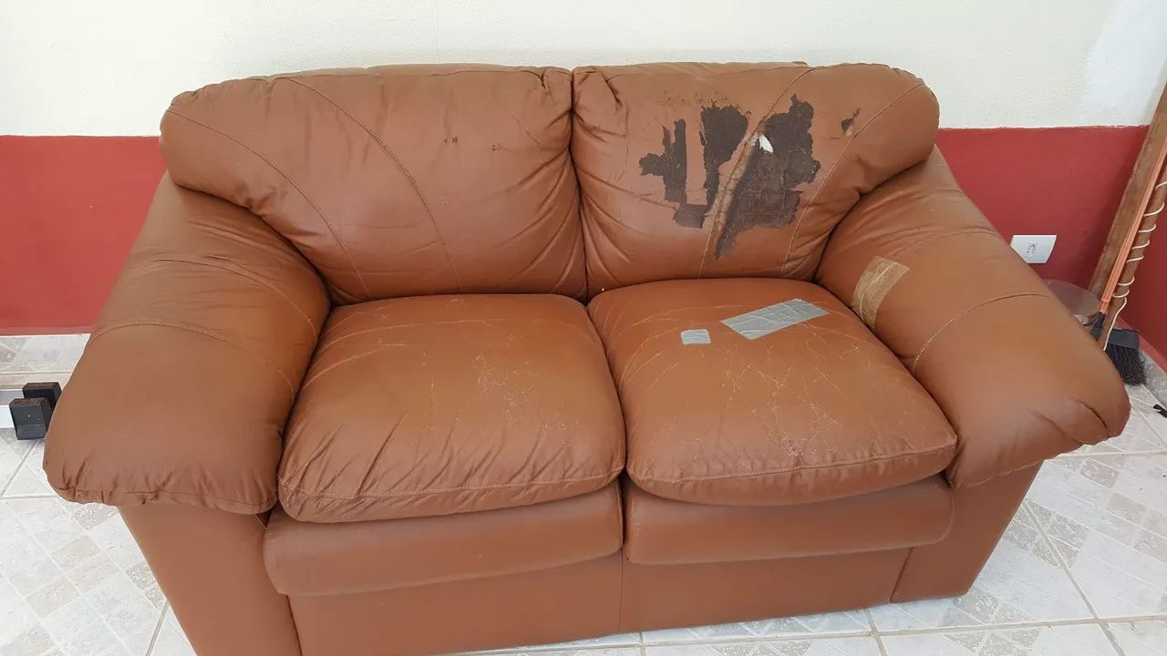 Sofa 2 lugares couro com capa inclusa. Baixou o preço - Foto 2