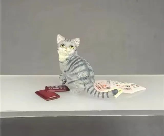 ENFEITE DE MINIATURA DE UM GATO COM ALGUMAS CARTAS - CENÁRIO COLECIONAVEIS BANDAI 2004