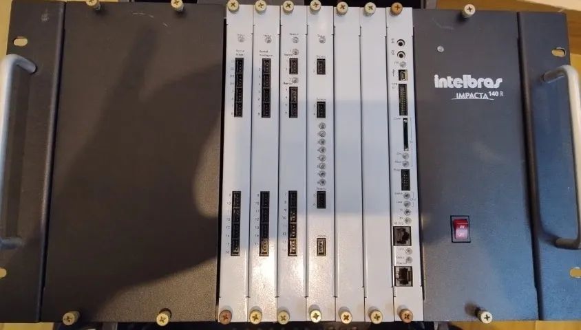 Central PABX Híbrida Impacta 140 Rack Intelbras