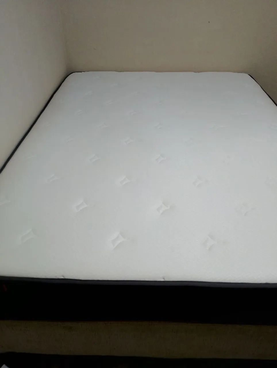 Colchão box molas ensacadas semi novo, limpo sem manchas. (apenas 10 meses de uso) 