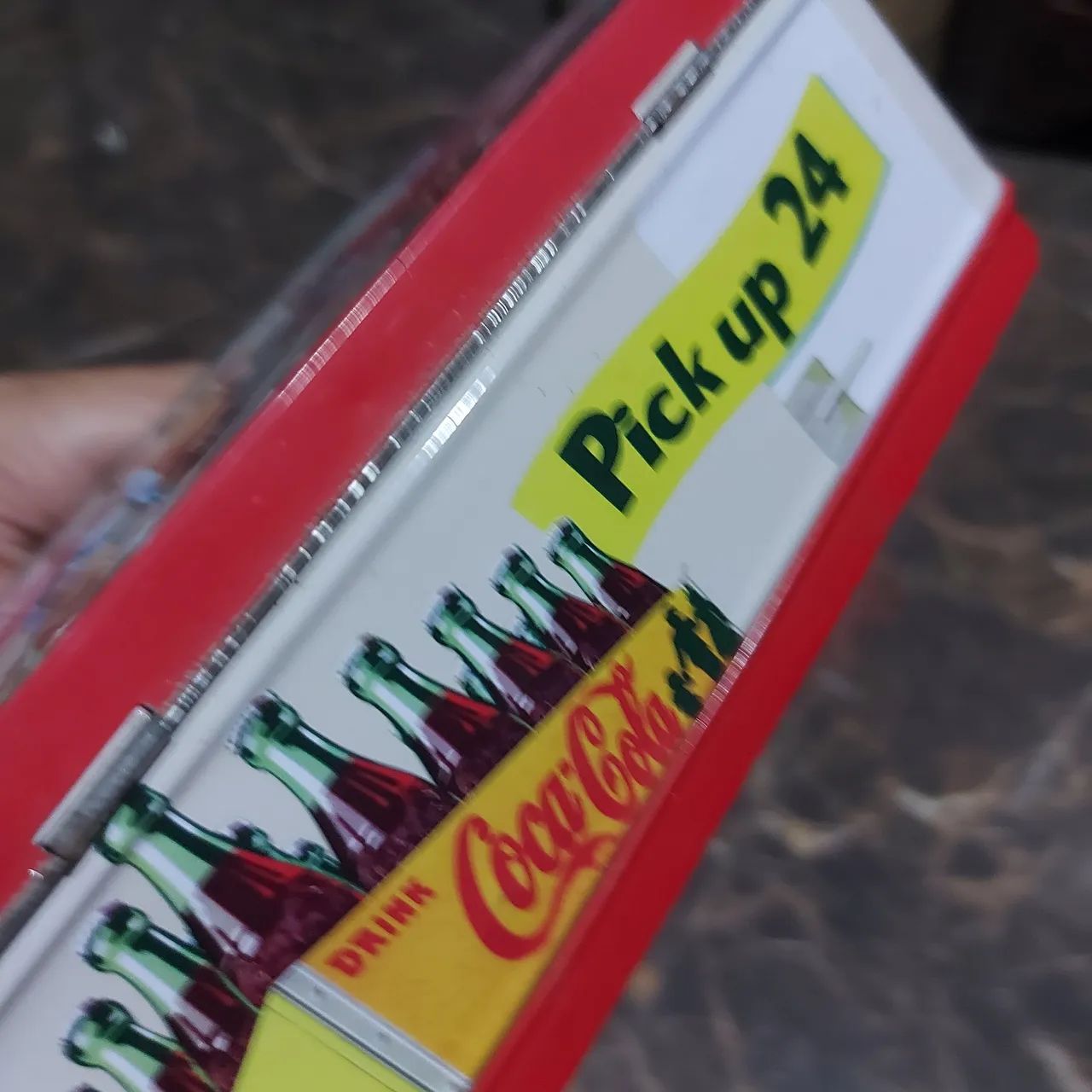 Mini maleta Coca Cola, em lata antiga importada - Foto 2
