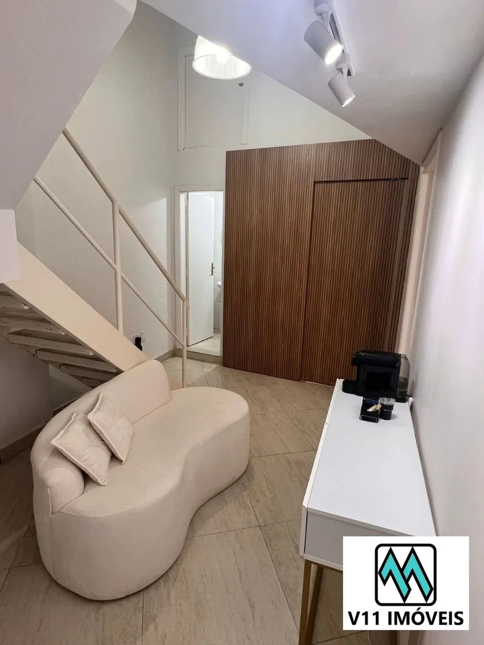 Sala comercial impecável junto a São Pedro!!