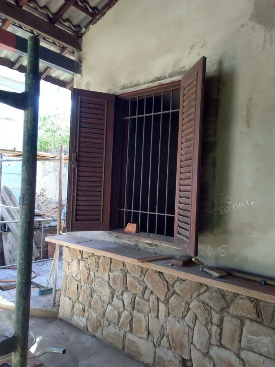 Janela de madeira de lei com grades64840773428866120