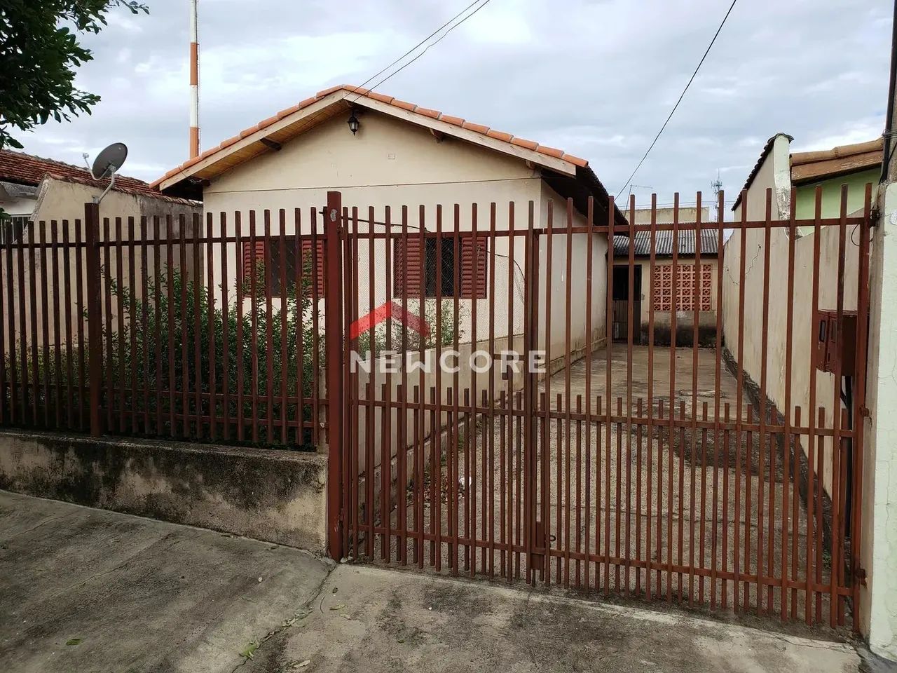 Casa em Rua Capitão-do-mato - Conjunto Habitacional Violim - Londrina/PR