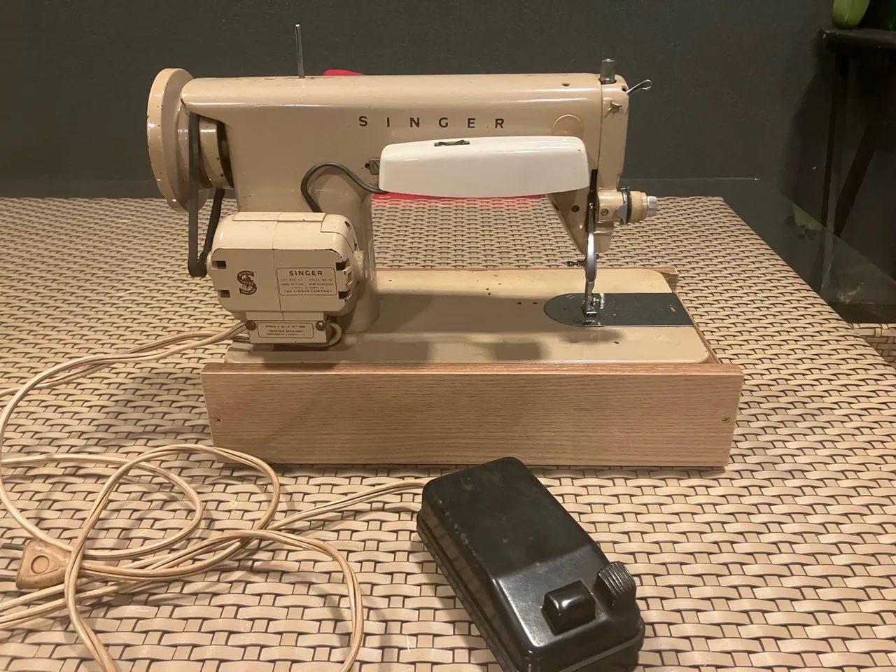 Máquina de Costura Singer Antiga - Foto 4