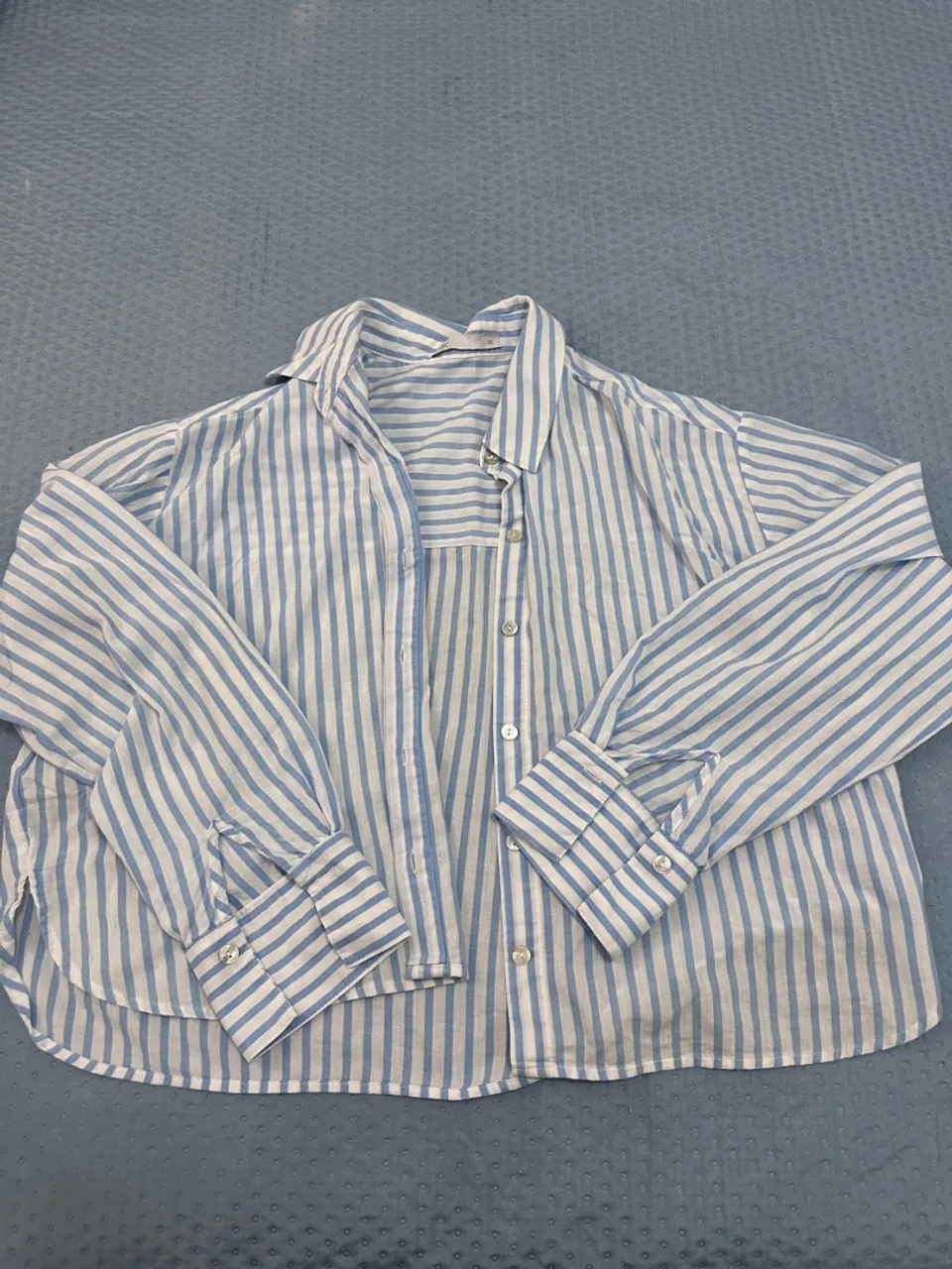 Camisa listrada azul e branca