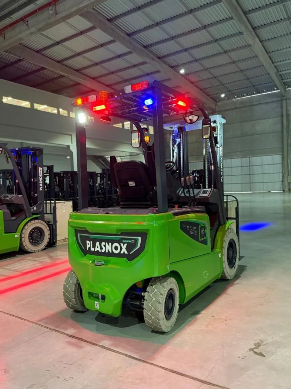 Empilhadeira Elétrica Plasmox Lítio - 2,5 Ton. Torre Triplex 4,7M