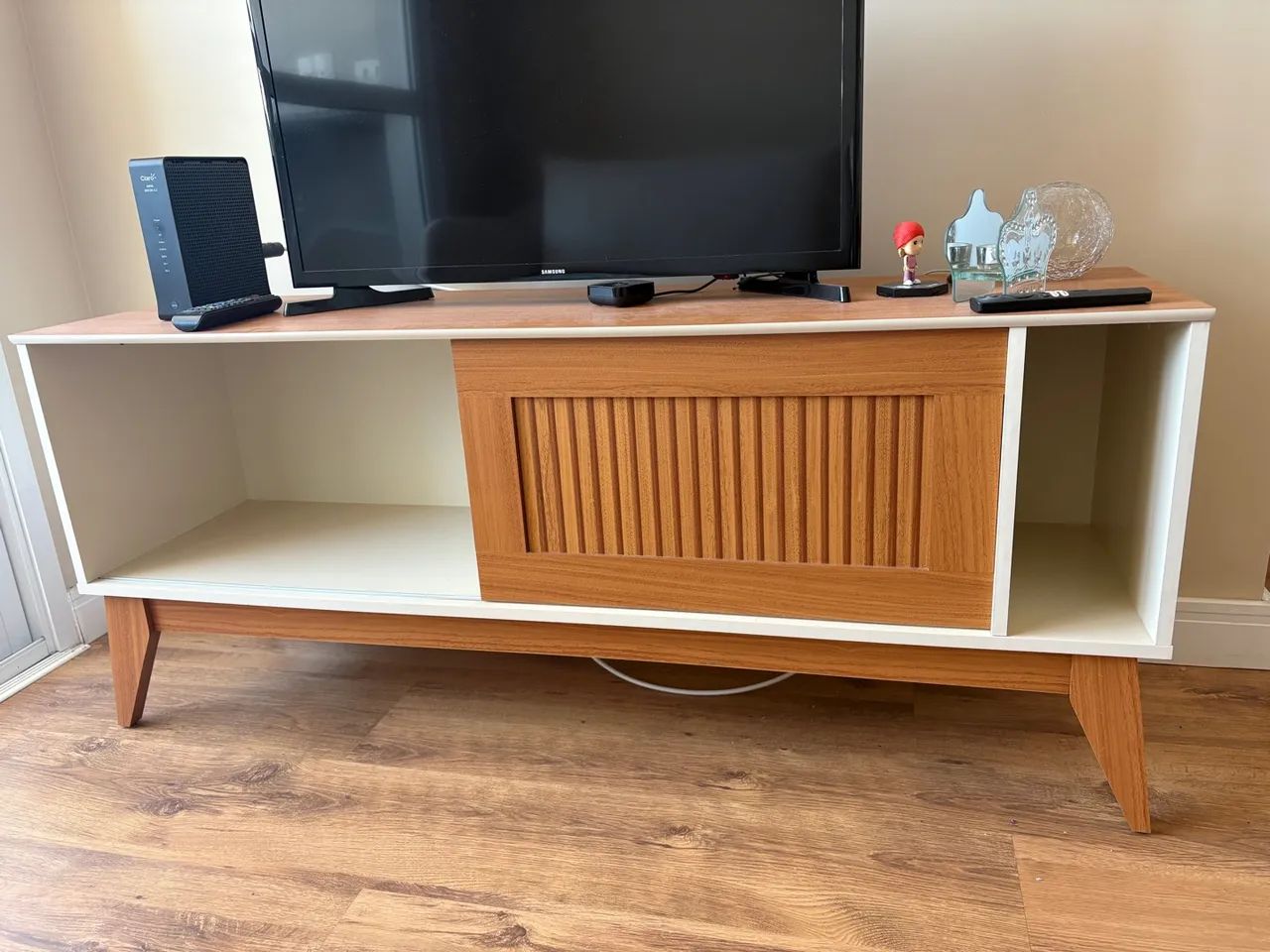 Rack de TV Moderno em Madeira e Branco