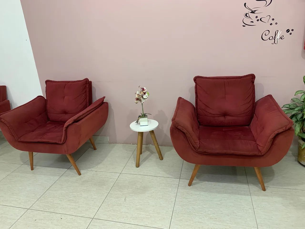 Poltronas vermelhas de veludo - Conforto e estilo!