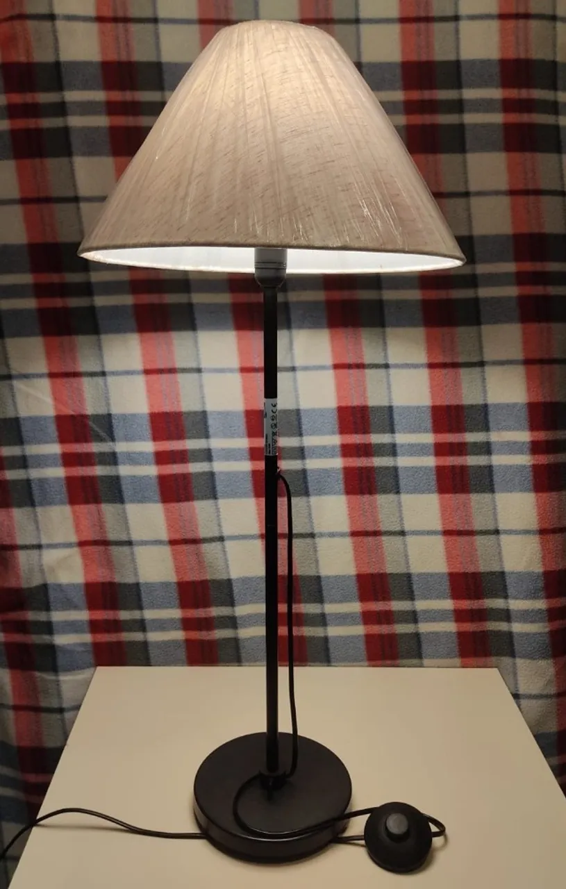 Luminária Abajur de mesa preto 77cm. com piso de coluna