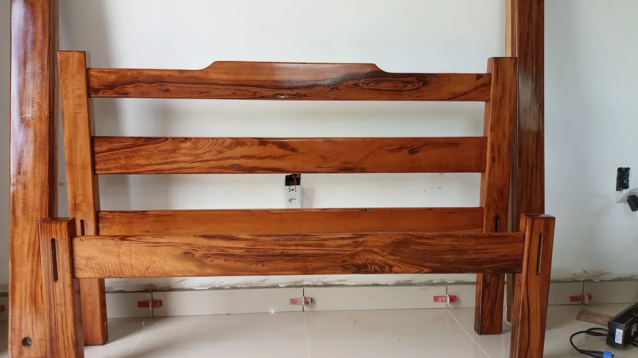Cama de madeira maciça artesanal