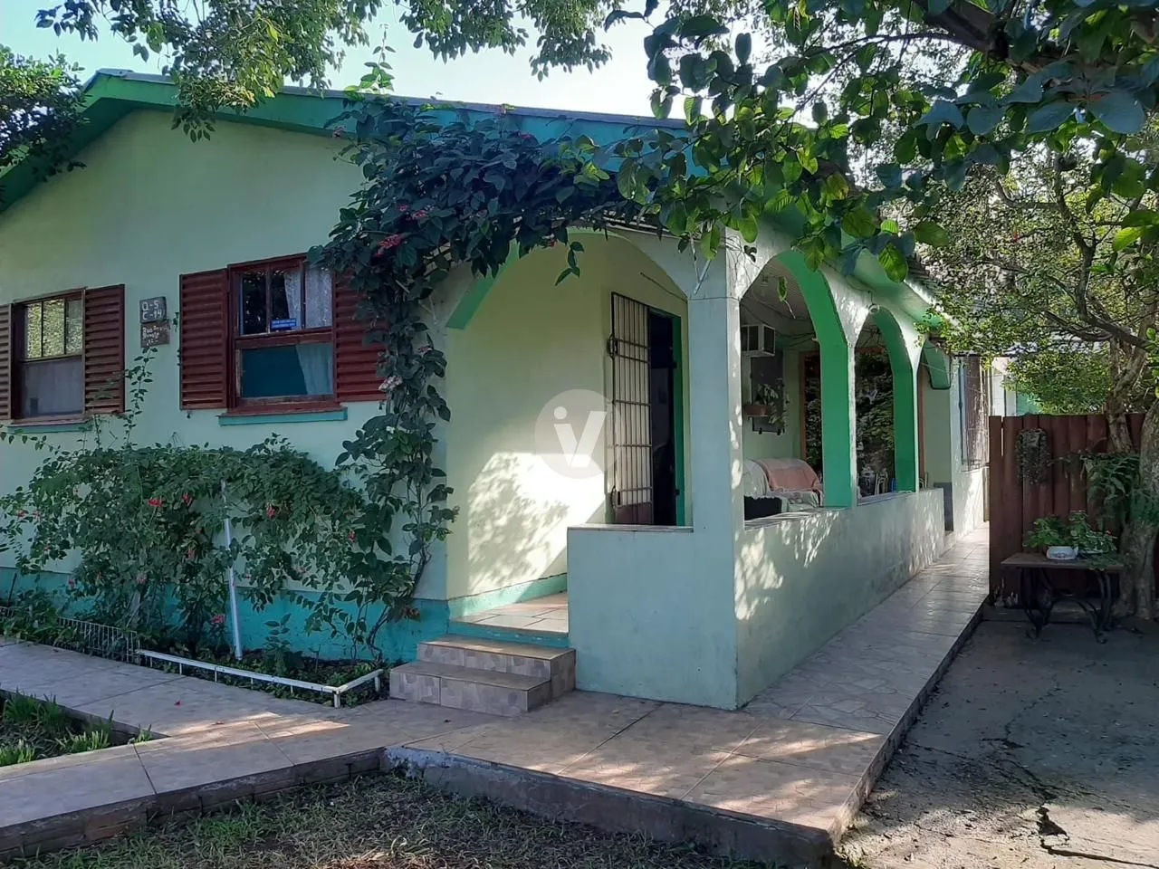 Casa de esquina, 3 dormitórios, localizada no bairro Camobi