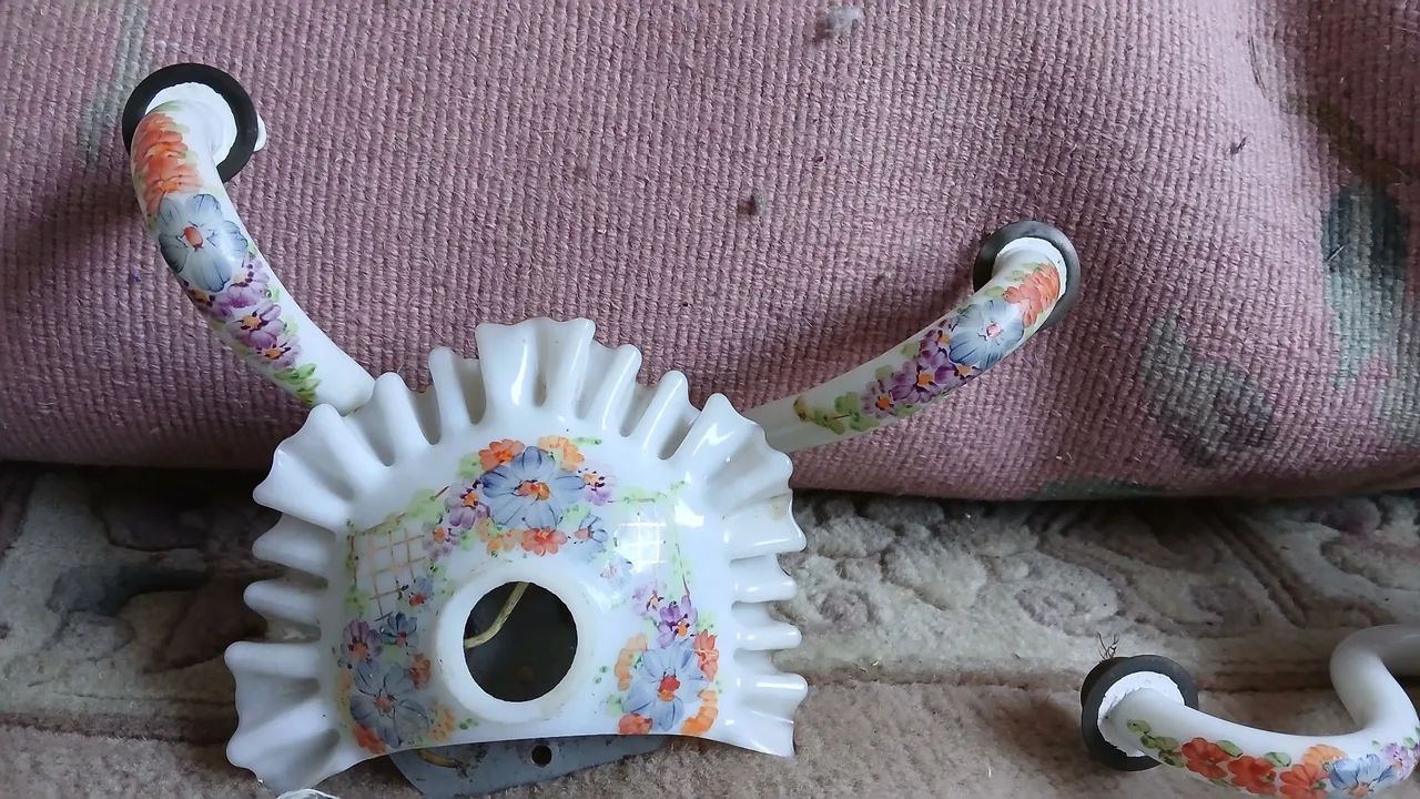 Aplique vidro opalina pintado 