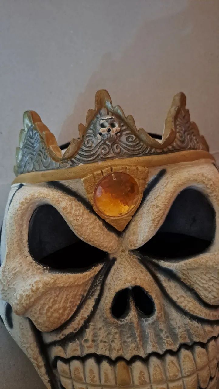 Máscara de caveira com coroa para fantasia - Foto 3