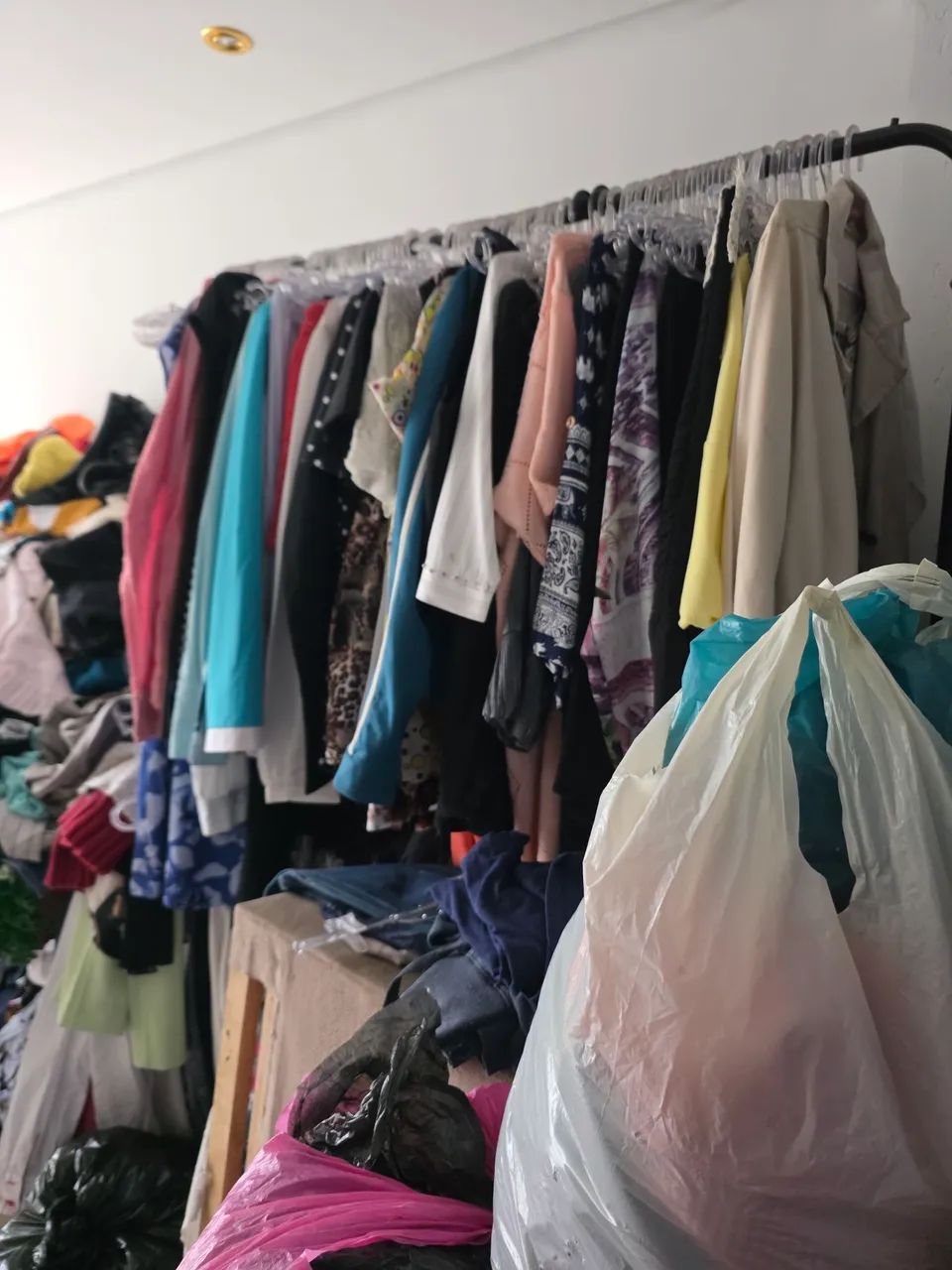 Lote de roupas para brecho - Foto 2