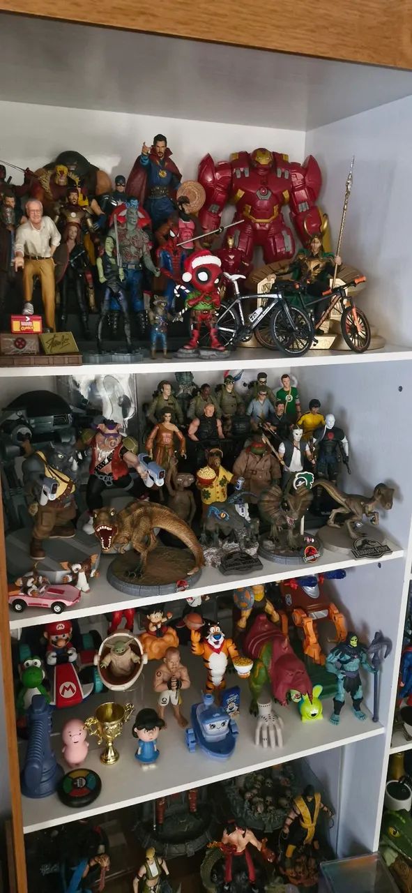 Bonecos colecionáveis,  neca, Marvel select  e outros - Foto 3