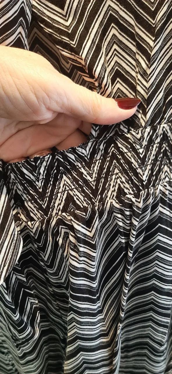Macacão pantacour estampa geométrica preto e branco - Foto 3