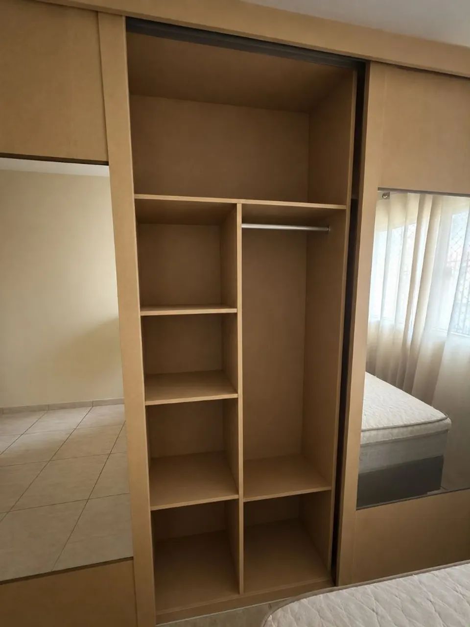 Vendo roupeiro 2.75m com espelho  - Foto 4