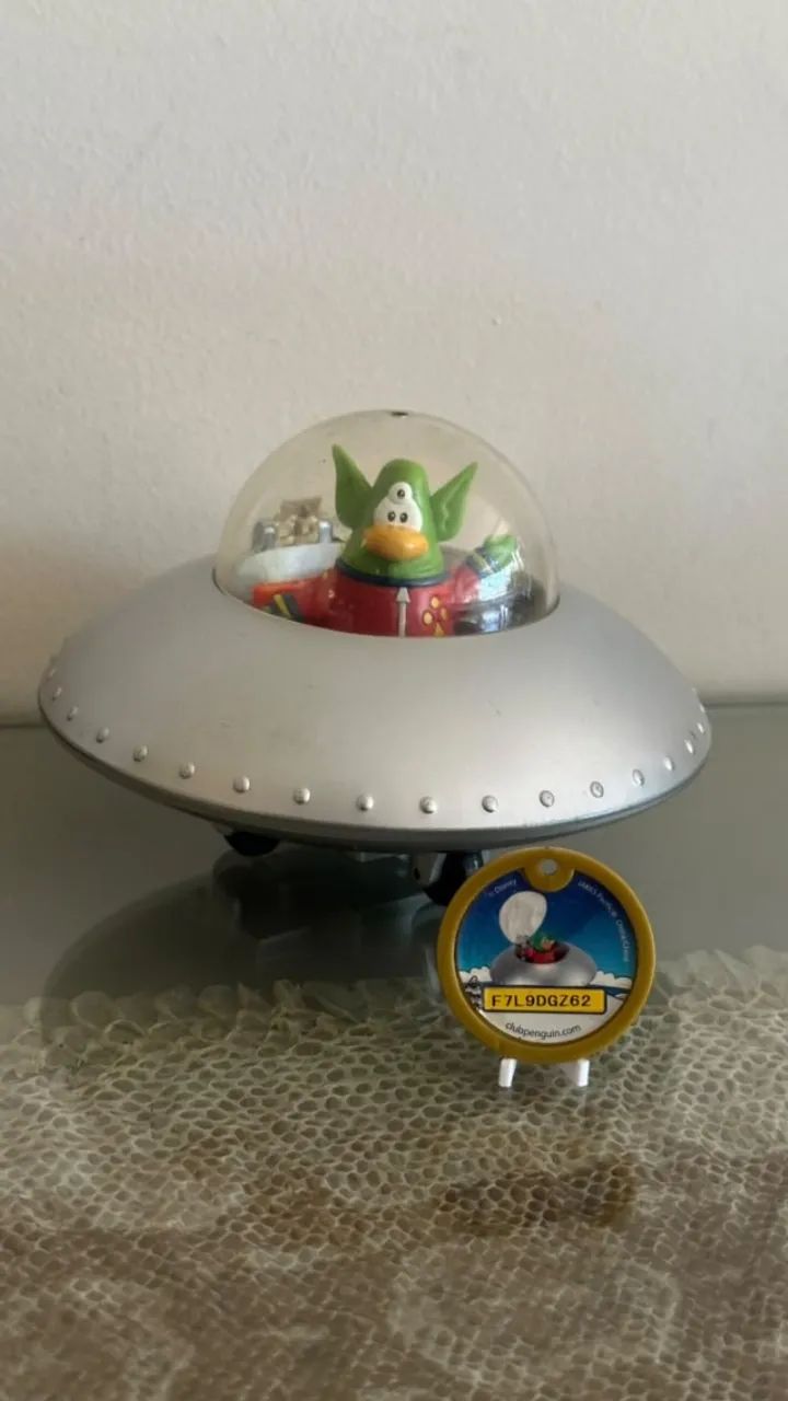 Disco Voador do Club Penguin com Alien e Moeda