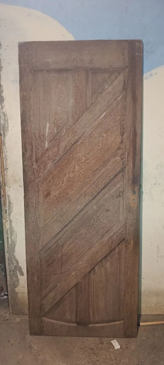 Vendo porta de madeira maciça $100
