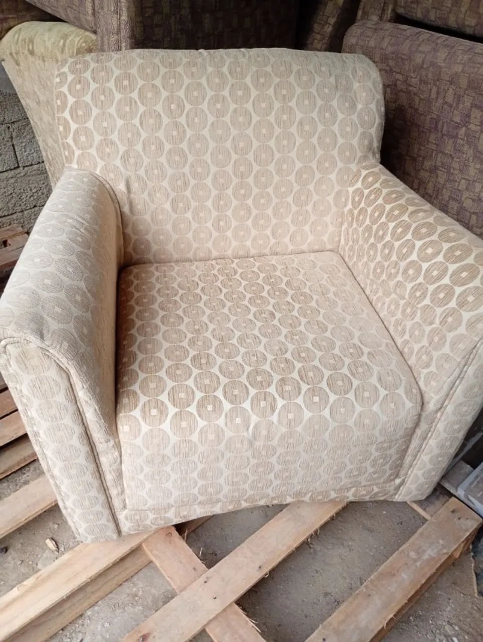 POLTRONA ESTOFADA - CONFORTO E ELEGÂNCIA! - Foto 2