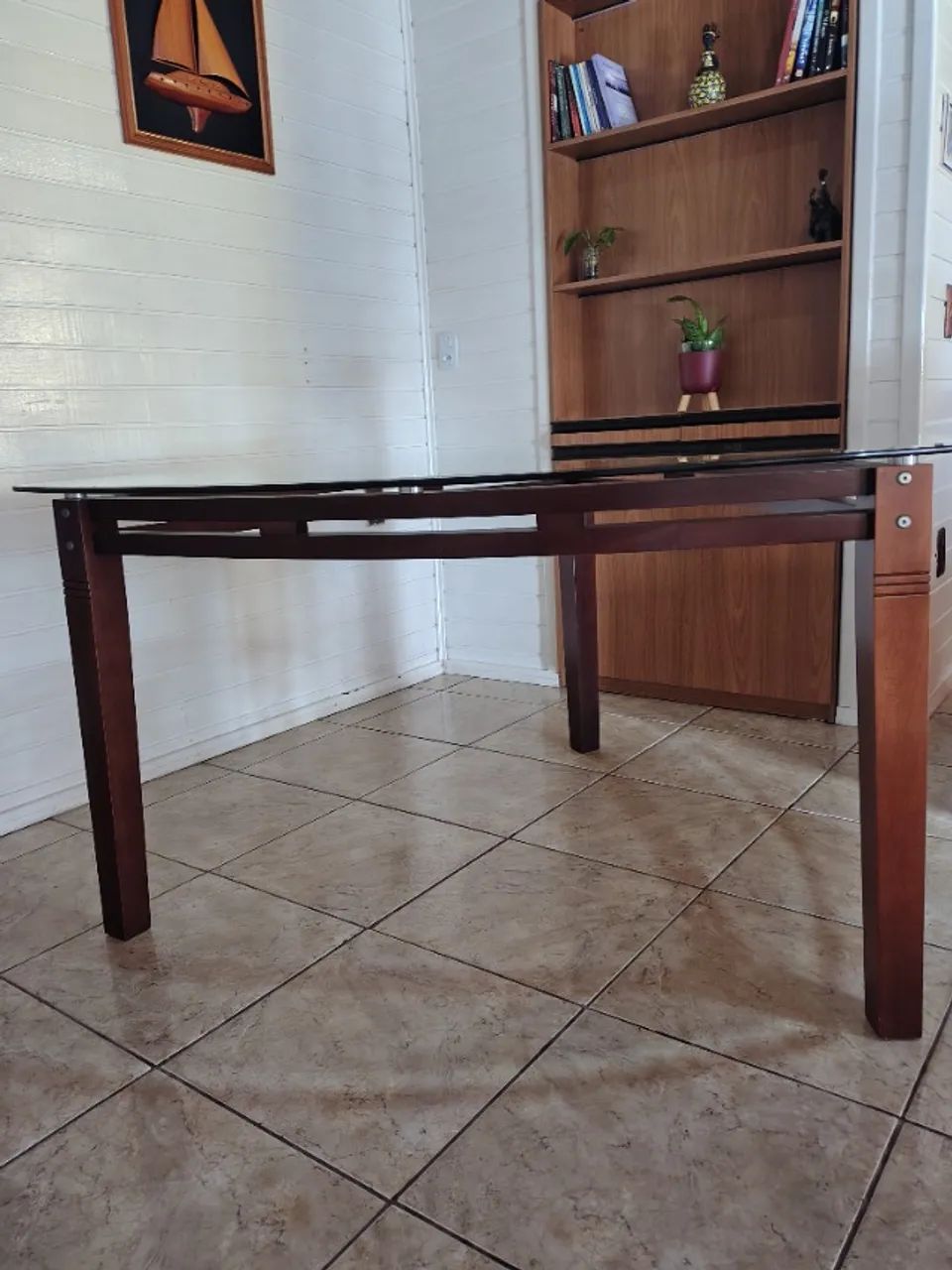Mesa de Jantar 6 Lugares com Tampo de Vidro e Base em Madeira Maciça