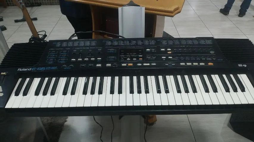 Teclado roland E-66 