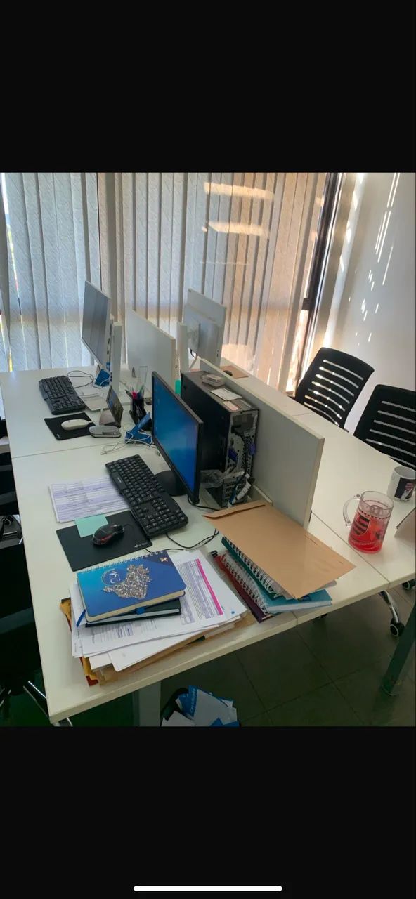 Mesa para Escritório com Divisória - Excelente Estado