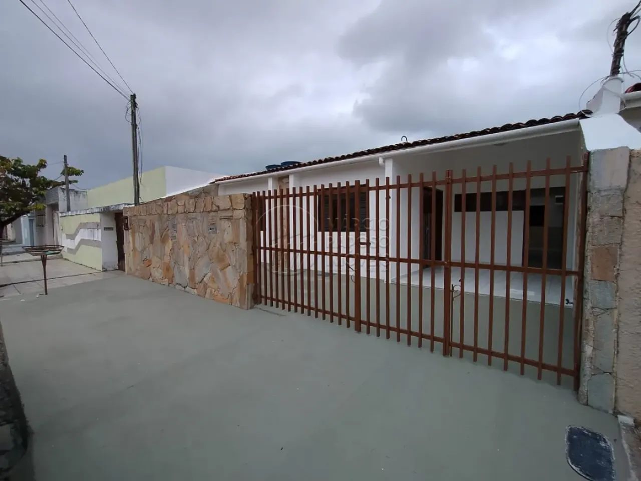 CASA RESIDENCIAL E COMERCIAL NO BARRO DURO