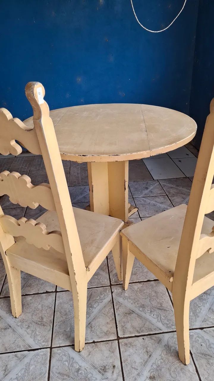 Mesa de madeira pesada com 2 cadeiras  - Foto 4