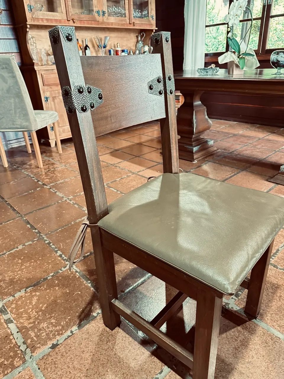 Mesa de madeira maciça com cadeiras  - Foto 4