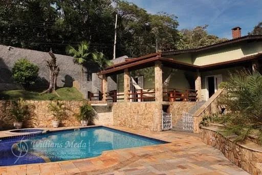 Chácara com 4 dormitórios, sendo 2 suítes com closet e a master com hidro em Arujá / SP