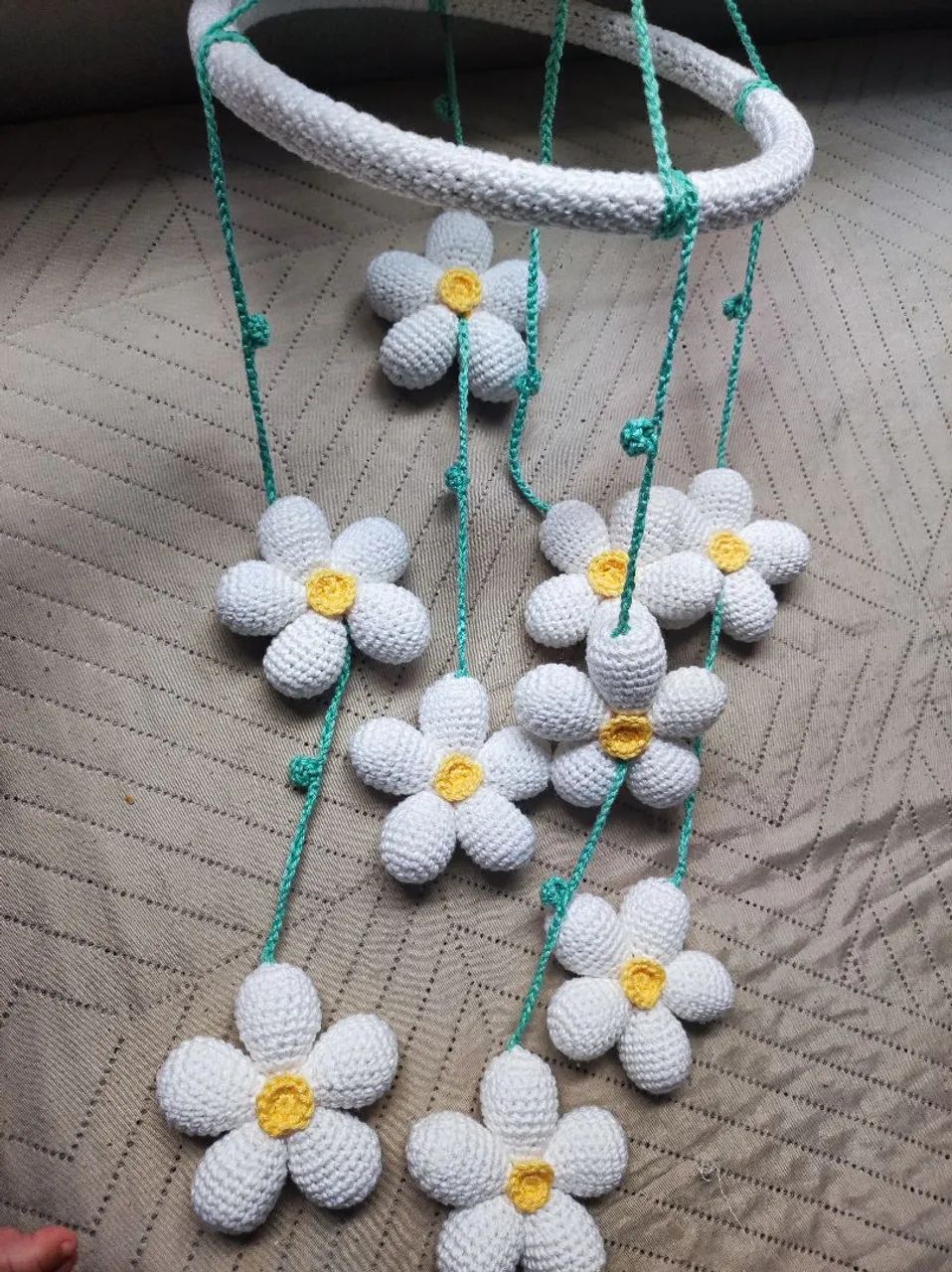 Móbile de berço com flores de crochê - Foto 3