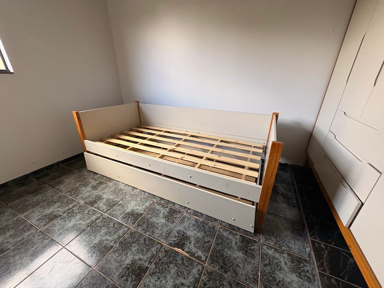 Cama solteiro com cama acessório