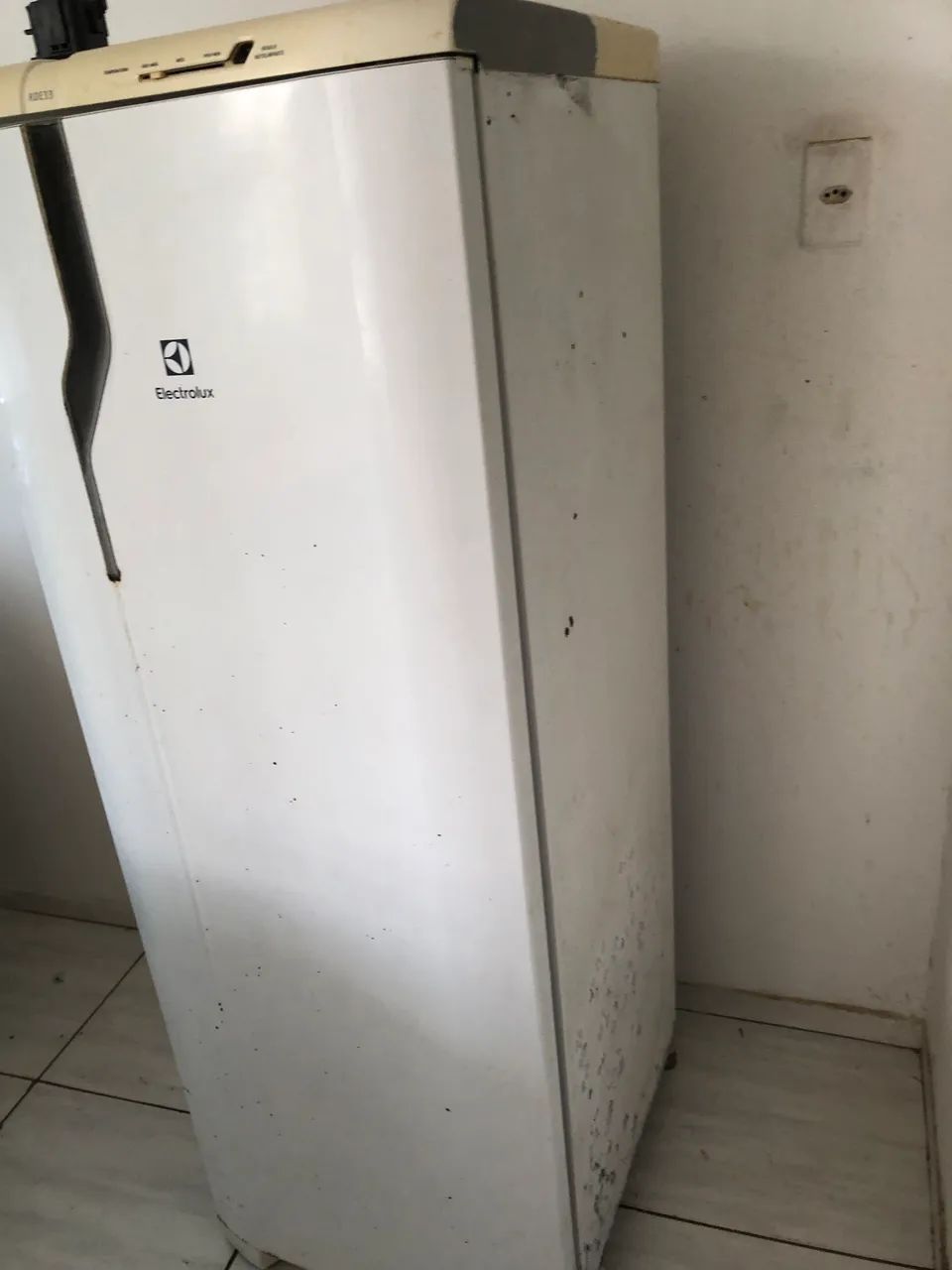Vende-se geladeira com defeito