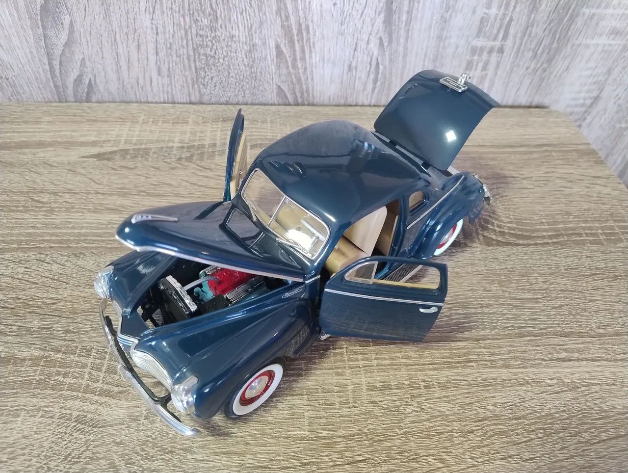 1941 Plymouth Coupê 1/18 - ROAD Signature - Hobbies e coleções