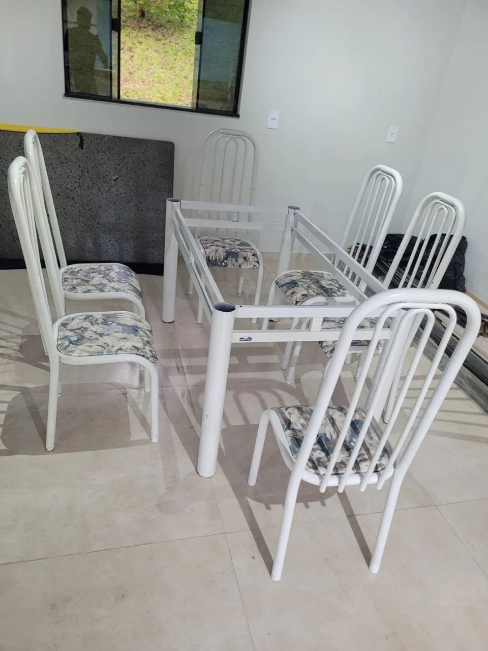 Mesa com tampo de granito cinza 