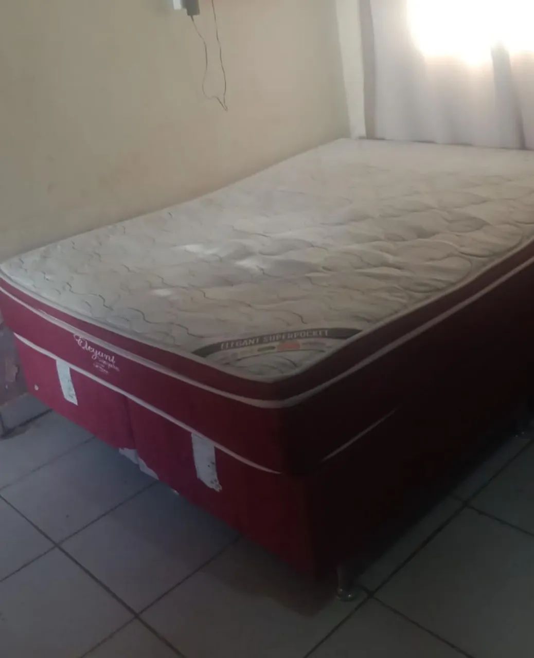 Cama Queen box + colchão Ortobom 600 reais.