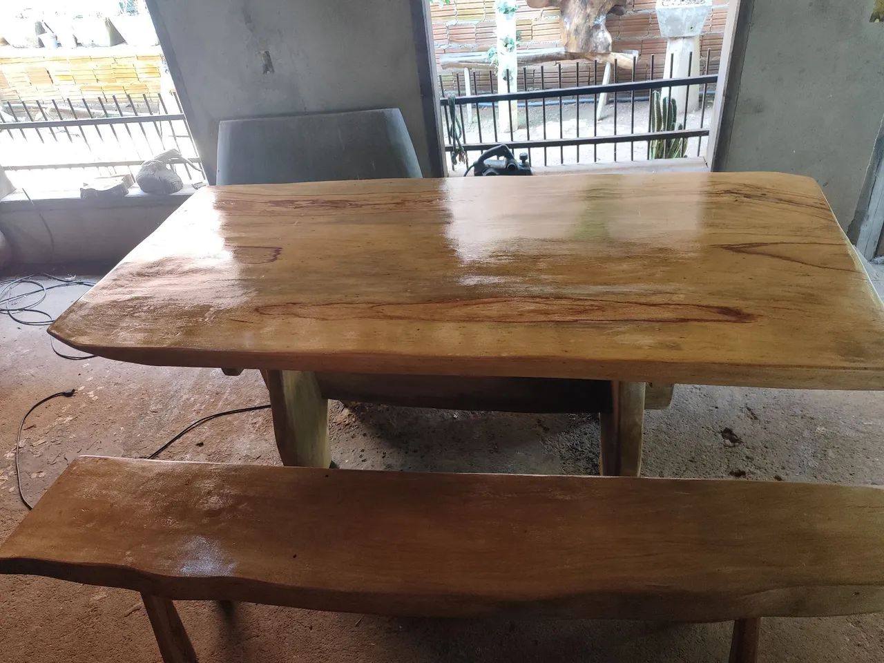 Mesa rústica com 2 bancos 