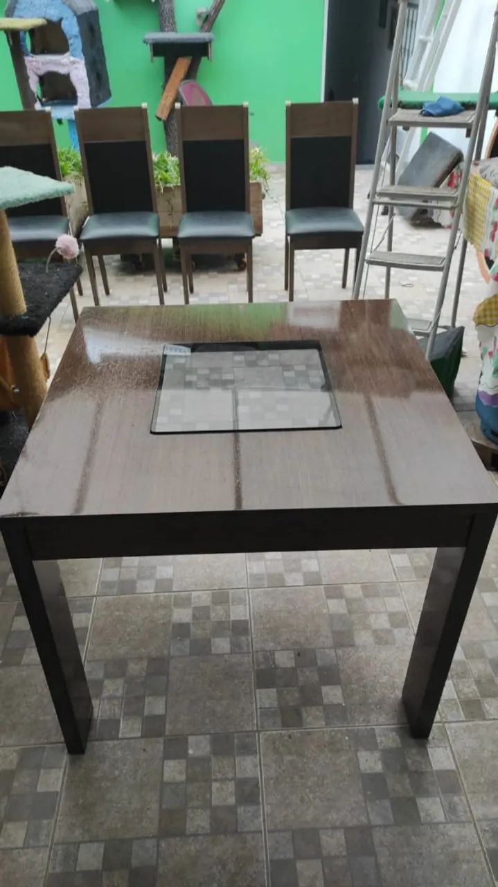 Mesa Madeira 0.90 x 0.90  e 04 cadeiras