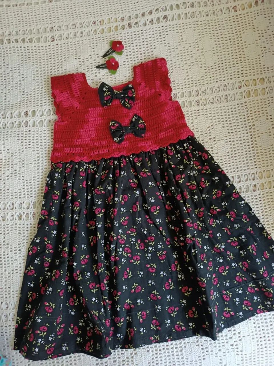 Vestido infantil com presilhas 