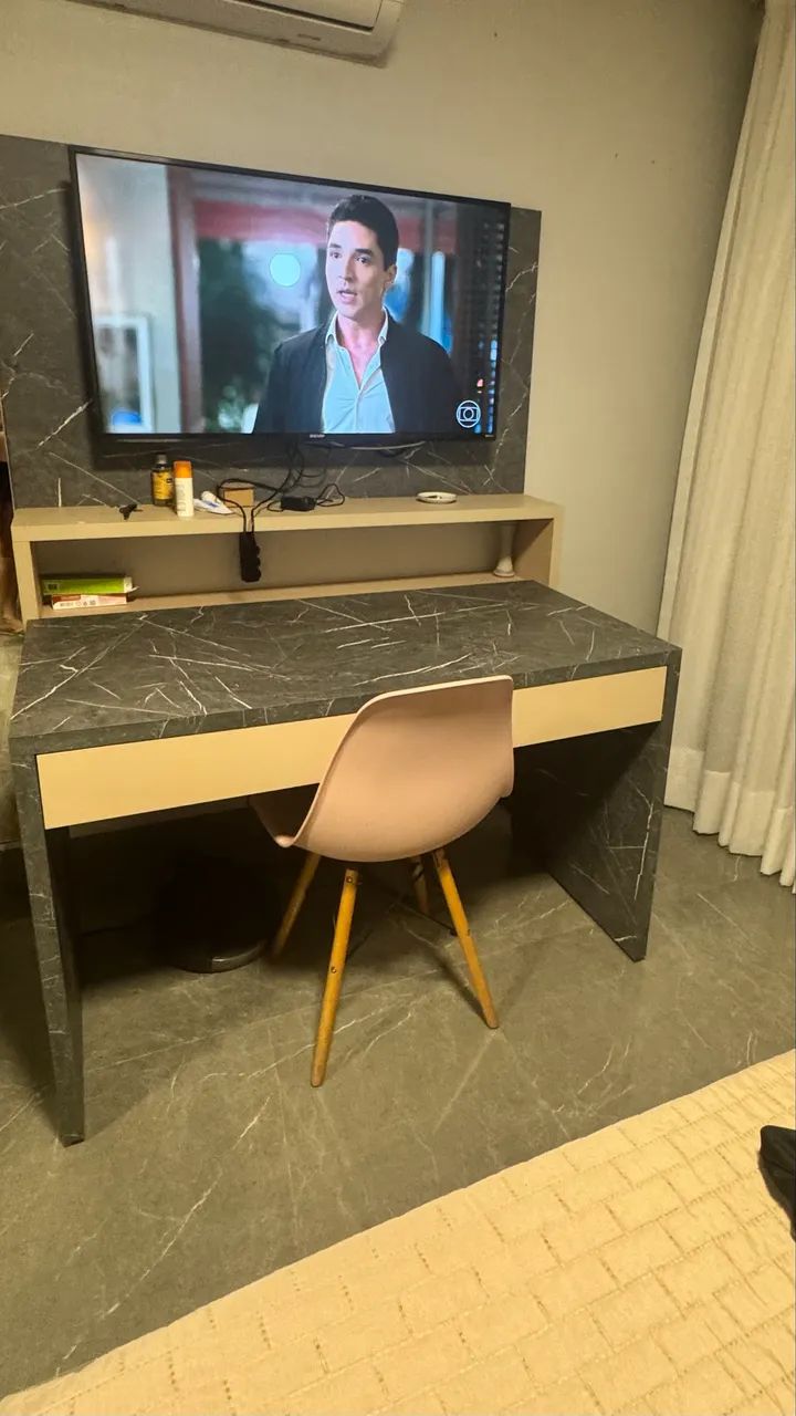 Guarda-roupa com penteadeira e um baú