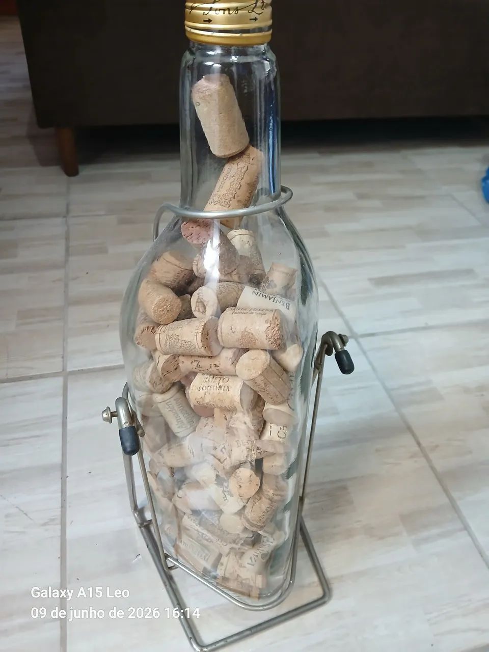 Garrafa enfeite com rolhas 