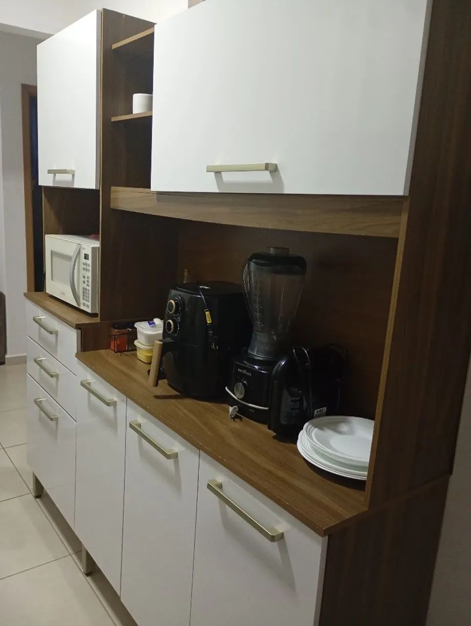 Armário de cozinha com design elegante e cozinha funcional.